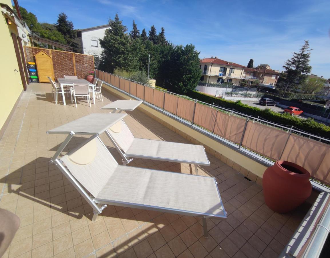 Appartamento L'Azalea - A Due Passi Da Numana Con Grande Terrazzo E Piscina Condominiale Stagionale Sirolo Luaran gambar