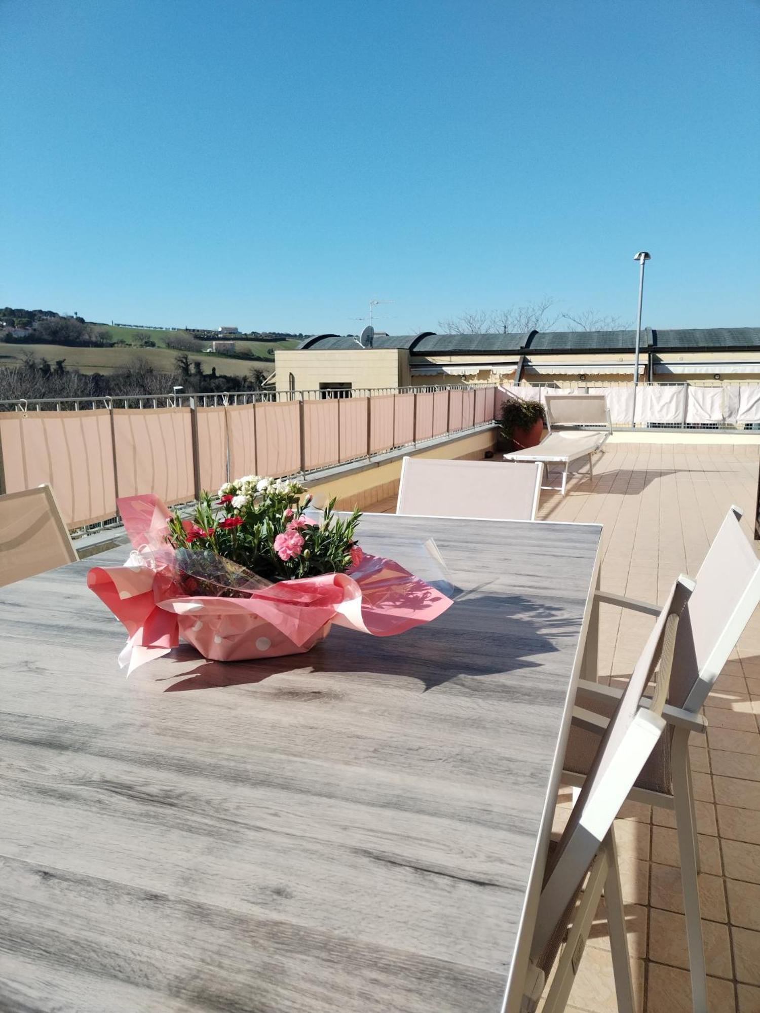 Appartamento L'Azalea - A Due Passi Da Numana Con Grande Terrazzo E Piscina Condominiale Stagionale Sirolo Luaran gambar